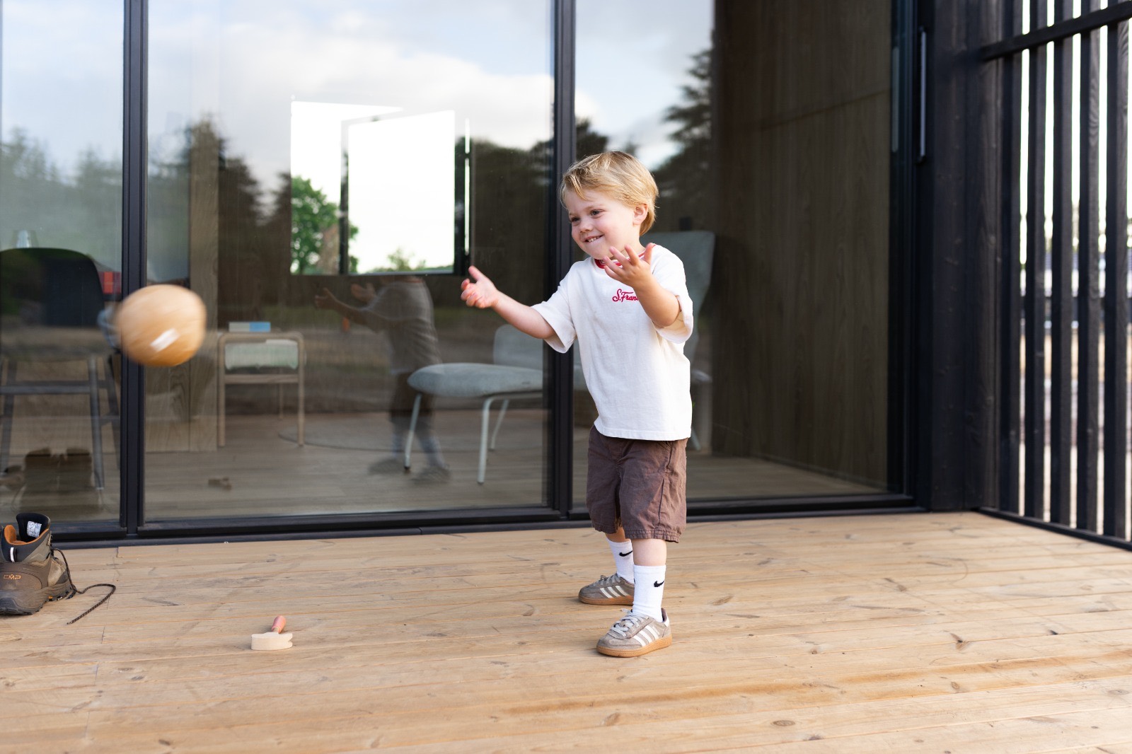 Kind dat een bal gooit op de patio voor De Stilte